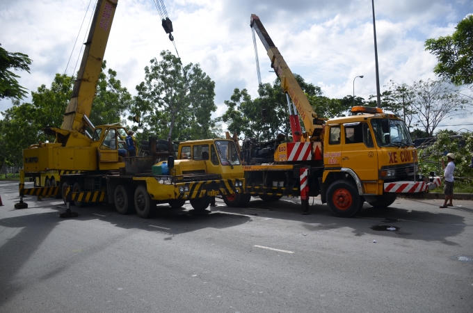Ba xe cứu hộ mất gần 5 giờ để giải cứu xe bồn.