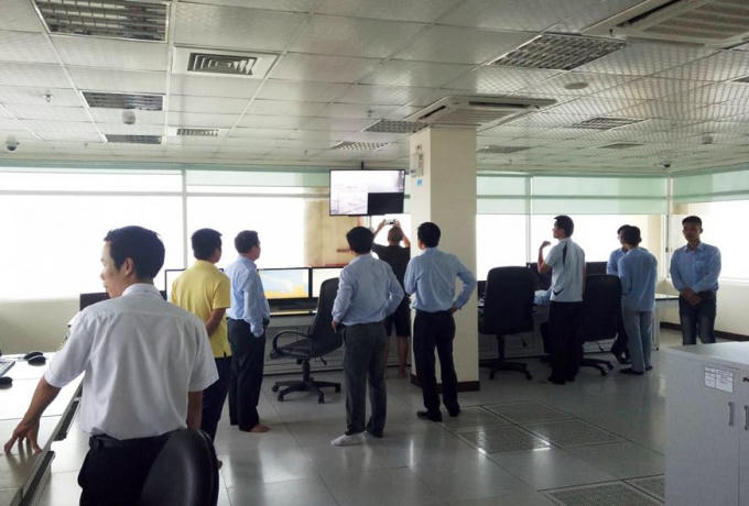 Tại nhà điều hành Formosa, các cán bộ nhân viên tập trung theo dõi diễn biến cơn bão số 10 qua màn hình.