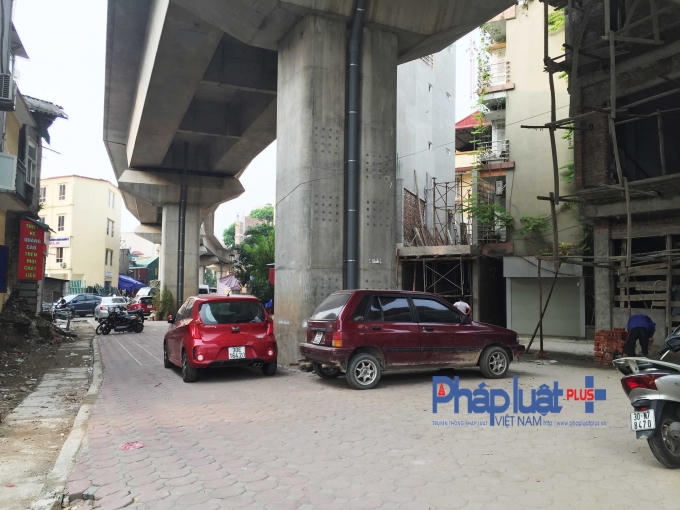 Nguy cơ cháy nổ từ bãi trông giữa xe trái phép này là rất lớn khi không có trang thiết bị PCCC.