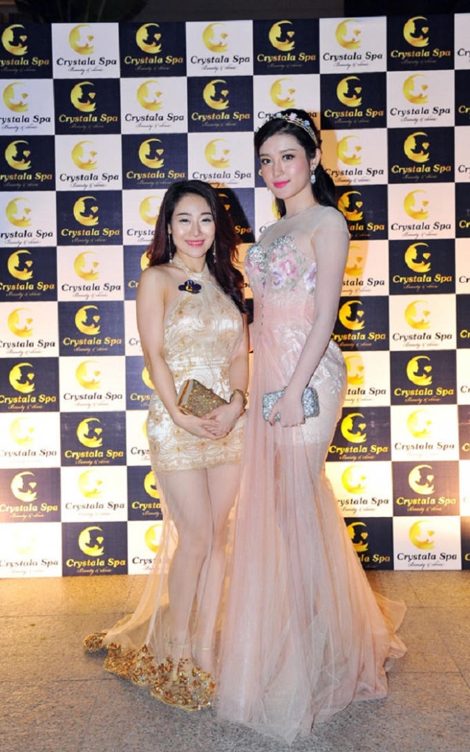 Á Hậu Huyền Mi chụp ảnh kỷ niệm cùng bà Tạ Mai Phương - Giám đốc điều hành Crystala Spa.