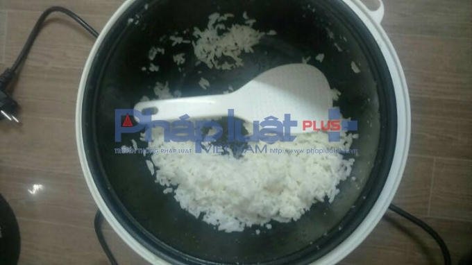Số cơm thừa còn lại để quên 11 ngày vẫn còn nguyên vẹn như cơm nguội vừa mới nấu.