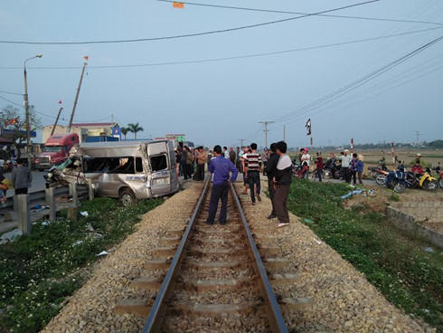 Hiện trường vụ TNGT tại đường ngang dân sinh Km 98+812 trên đường sắt Bắc - Nam thuộc địa bàn huyện Vụ Bản, tỉnh Nam Định, tàu TN1 va vào 1 ôtô 16 chỗ ngồi làm 1 người tử vong , 5 người bị thương nặng ngày mùng 4/2  vừa qua.