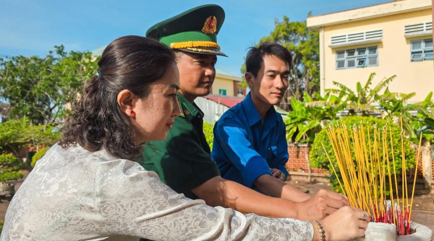 Dâng hương tưởng niệm các anh hùng, liệt sĩ khởi nghĩa Hòn Khoai. Ảnh: Minh Đương