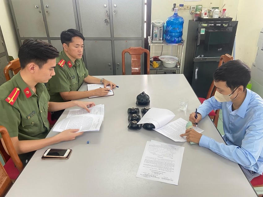 Cán bộ An ninh Công an huyện Hải Hà làm việc với đối tượng L.V.L về hành vi bôi nhọ, xúc phạm, hạ uy tín của lực lượng Cảnh sát giao trên mạng xã hội.