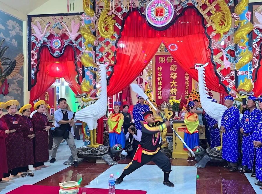 Nghi thức cúng lễ trước khi rước Ông tại Lăng Ông Nam Hải, thị trấn Sông Đốc (huyện Trần Văn Thời, tỉnh Cà Mau).