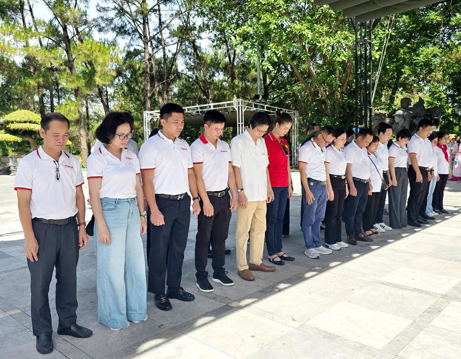 Đoàn công tác Báo Pháp luật Việt Nam dâng hoa, dâng hương tại Nghĩa trang liệt sĩ Quốc gia Trường Sơn (Quảng Trị). (Ảnh: Thiên Ý)