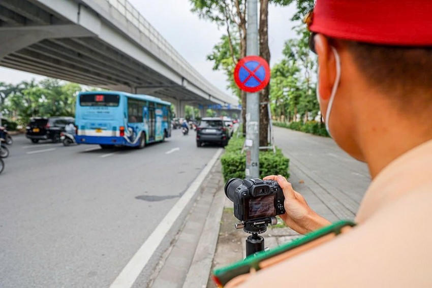 Lực lượng chức năng tiến hành ghi nhận những trường hợp dừng đỗ trái quy định. Ảnh: CAHN.