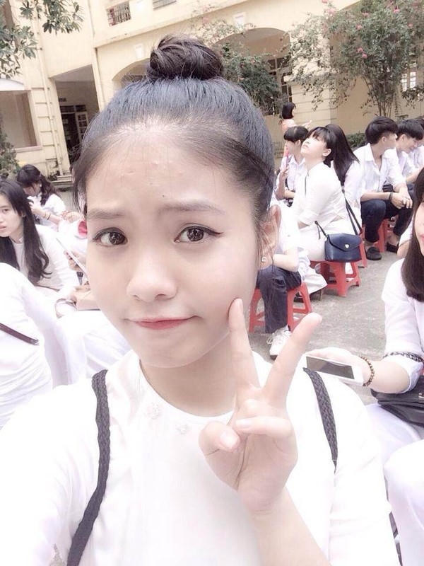 Thời học phổ thông, bà xã tương lai của kiện tướng dancesport vốn là lớp trưởng và đoàn viên năng nổ trong các phong trào của trường.