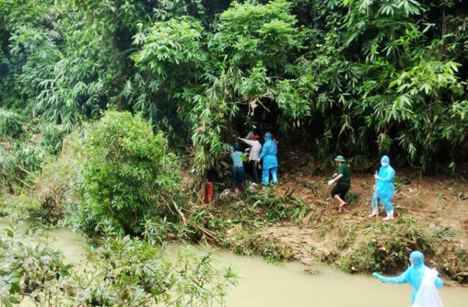 Thi thể bé gái được tìm thấy do kẹt trên bụi tre ven dòng suối Cảy.