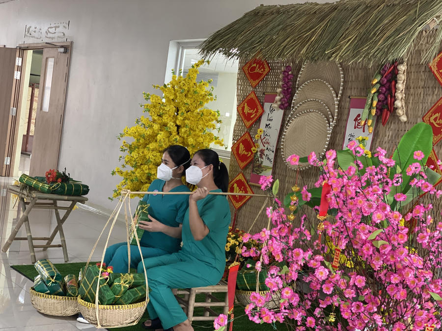 Mỗi bệnh viện đều cố gắng trang trí, tổ chức các hoạt động cho nhân viên y tế vui Tết.