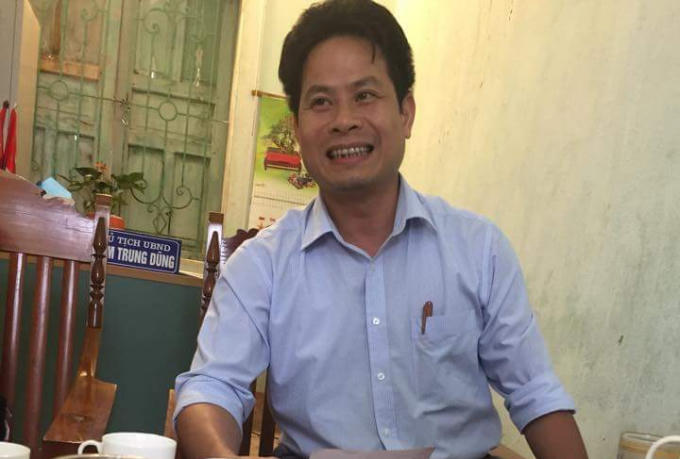 Ông Dũng, Chủ tịch xã Ngọc Khê cho biết “xã có quyền cho lấy đất đi san lấp”. Ảnh: Nguyệt Chi