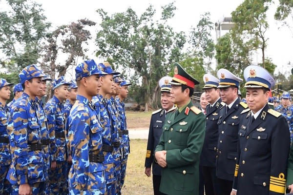 Đại tướng Nguyễn Tân Cương cùng các đại biểu động viên các chiến sĩ Lữ đoàn 147 .