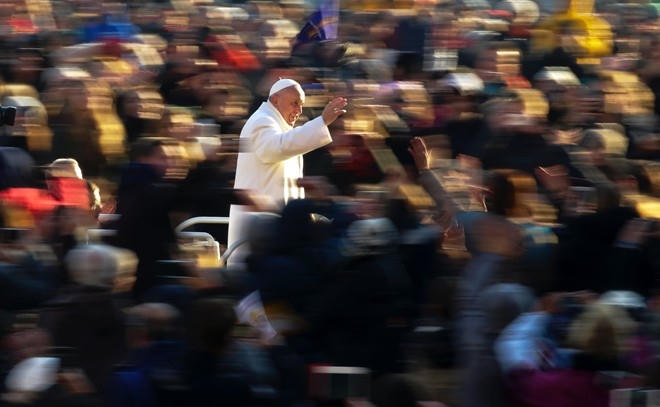 Giáo hoàng Francis đến chủ trì buổi lễ hàng tuần tại nhà thờ ở quảng trường Thánh Peter hôm 30/12/2015. Ảnh: Reuters.