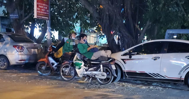 Một vài tài xế lại gần nhau để nói chuyện cho qua cơn buồn ngủ