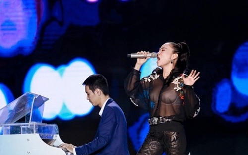 Một lần khác, Thu Minh cũng phải xin lỗi khán giả vì lỗi ăn mặc "hớ hênh" khi biểu diễn trong chương trình truyền hình trực tiếp trên VTV "Bài hát tôi yêu".