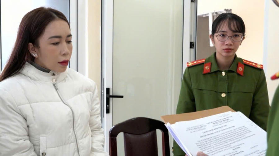 Cơ quan CSĐT tống đạt các quyết định tố tụng khởi tố đối tượng Nguyễn Ngọc Phương Thảo. Ảnh: Báo Lâm Đồng