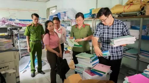 Phát hiện, thu giữ hơn 500 bản giáo trình photocopy trái phép của Nhà xuất bản Chính trị quốc gia Sự thật.