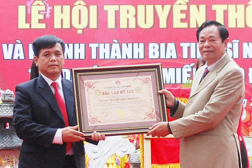 Đại diện Hội đồng xác lập kỷ lục Việt Nam trao bằng công nhận Văn miếu Mao Điền là 1 trong 5 địa chỉ khuyến học lớn nhất Việt Nam.