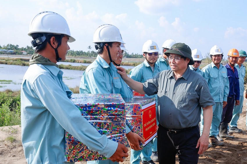 Thủ tướng tặng quà cho các cán bộ, kỹ sư, công nhân thi công ngoài công trường.
Thủ tướng tặng quà cho các cán bộ, kỹ sư, công nhân thi công ngoài công trường.