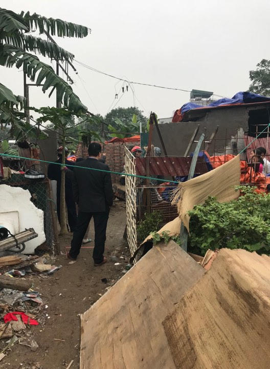 UBND phường Định Công huy động lực lượng cưỡng chế một số công trinh vi phạm mà Pháp luật Plus phản ánh.