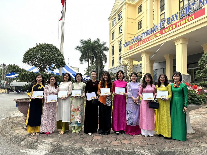 Đại diện nữ cán bộ công nhân viên của Công đoàn NASCO vui mừng với giải 3 toàn đoàn