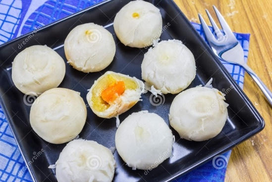Bởi vậy, bánh Trung Thu ở Thái Lan có hình dạng giống quả đào để hy vọng nhận được phù hộ của Bồ Tát. Bánh trung thu nướng có hình dạng giống bánh của Việt Nam, nhưng bánh mỏng hơn và thường sử dụng nhân sầu riêng. Cũng trong dịp này, người Thái cũng thường ăn bưởi – loại quả tượng trưng cho sự viên mãn, xum vầy và ngọt ngào.