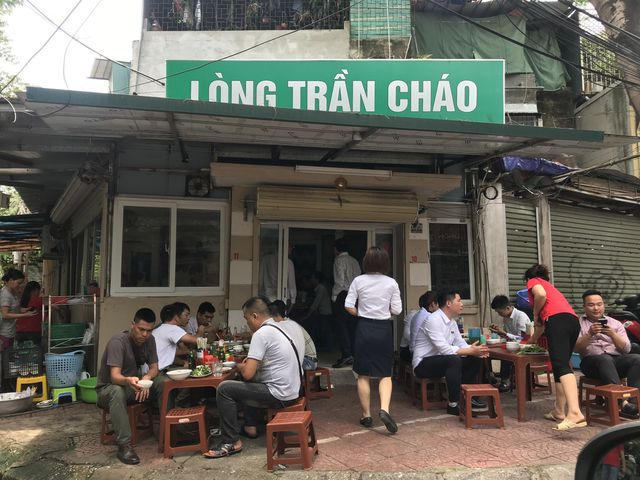 Các quán lòng trần cháo vẫn đông khách
