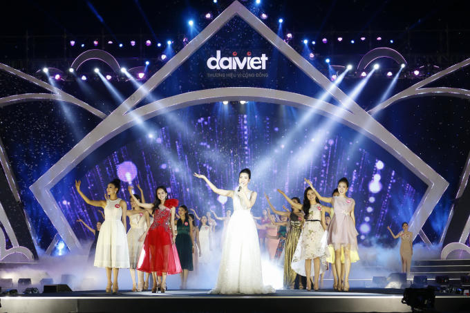 Hoa hậu Đỗ Mỹ Linh cùng top 40 thí sinh Hoa hậu Việt Nam 2018 biểu diễn bài hát "Cám ơn tình yêu".