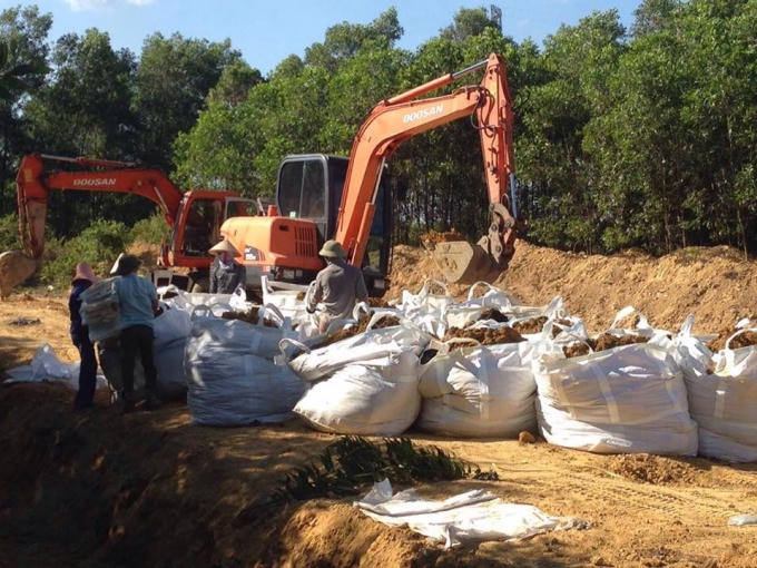 Vụ ch&ocirc;n chất thải Formosa: Ho&agrave;n th&agrave;nh di dời h&agrave;ng trăm tấn chất thải trong vườn nh&agrave; Gi&aacute;m đốc