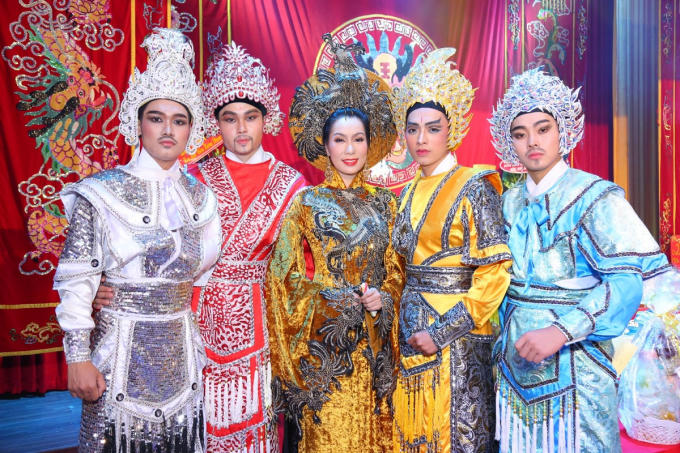 Trịnh Kim Chi tất bật chuẩn bị mọi công đoạn cho giỗ Tổ sân khấu trang nghiêm