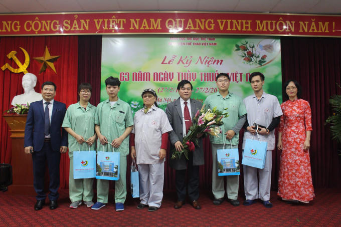 Các bệnh nhân đang điều trị tại Bệnh viện Thể thao Việt Nam chụp ảnh lưu niệm cùng các bác sĩ của bệnh viện.