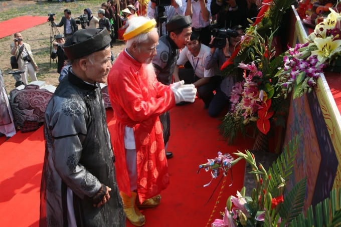 Cụ cao niên trong làng đóng thế vua Lê Đại Hành.