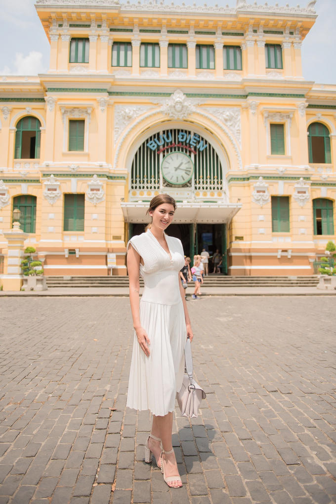 Hoa hậu Phương Kh&aacute;nh bất ngờ trở th&agrave;nh &ldquo;hướng dẫn vi&ecirc;n du lịch&rdquo; sau h&agrave;ng loạt l&ugrave;m x&ugrave;m bủa v&acirc;y