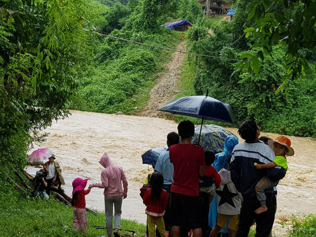Hơn 300 người dân tại đây bị mắc kẹt do nước lũ lên cao. Trường học, diện tích đất sản xuất của bản đều ở phía bên kia khe Nậm Hỷ. Chỉ cách đường quốc lộ một con khe, thế nhưng, bà con dân bản không thể qua lại, đành bất lực đứng nhìn dòng nước hung dữ.