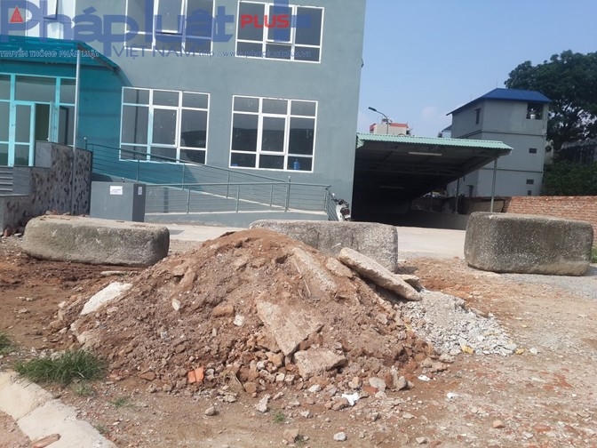 Lối đi cư dân sử dụng tạm hiện tại cũng đã bị chặn.