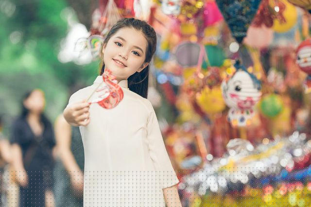 Chị Dương Hạnh, mẹ bé Gia Ly chia sẻ: “Lúc mới tiếp xúc thì con hơi rụt rè, đã thân rồi thì nghịch lắm, ngày trước cũng vì tính cach nhát quá nên gia đình mới cho đi học lớp người mẫu, đi trình diễn tiếp xúc với các cô chú, các bạn mẫu nhí dần dần con mạnh dạn hơn nhiều”.