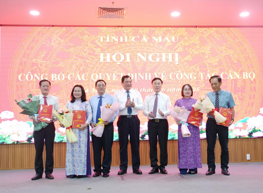 Ông Lâm Văn Bi - Phó Chủ tịch UBND tỉnh và ông Huỳnh Hữu Trí - Phó Chủ tịch UBND tỉnh (thứ 3 từ phải sang) trao Quyết định cho các Phó Chánh Thanh tra tỉnh.