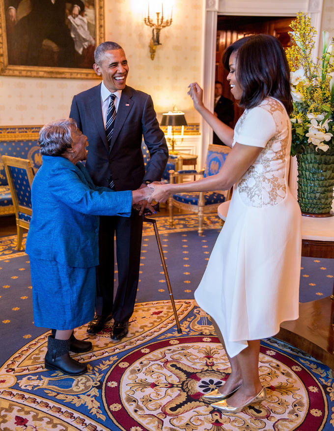 Vợ chồng ông Obama khiêu vũ cùng cụ bà 106 tuổi quê ở Nam Carolina, sau khi bà thổ lộ nguyện vọng muốn được tới Nhà Trắng và gặp vị Tổng thống da màu đầu tiên của nước Mỹ.
