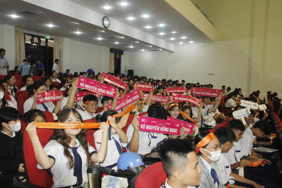 Các em học sinh đến cổ vũ vòng chung kết cuộc thi “Chinh phục tiếng Anh- English Beat”.