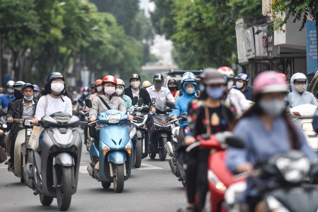 Người tham gia giao thông đổ về khu vực phố cổ.