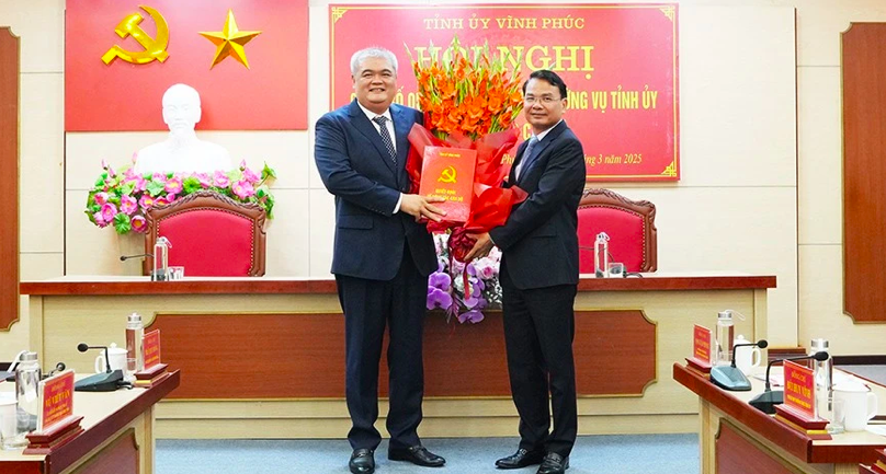 Bí thư Tỉnh ủy Vĩnh Phúc Đặng Xuân Phong (trái) tặng hoa chúc mừng tân Bí thư Thành ủy Phúc Yên.