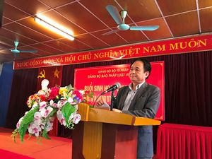 Bí thư Đảng ủy, Phó Tổng biên tập thường trực Đặng Ngọc Luyến phát biểu tại buổi sinh hoạt chuyên đề