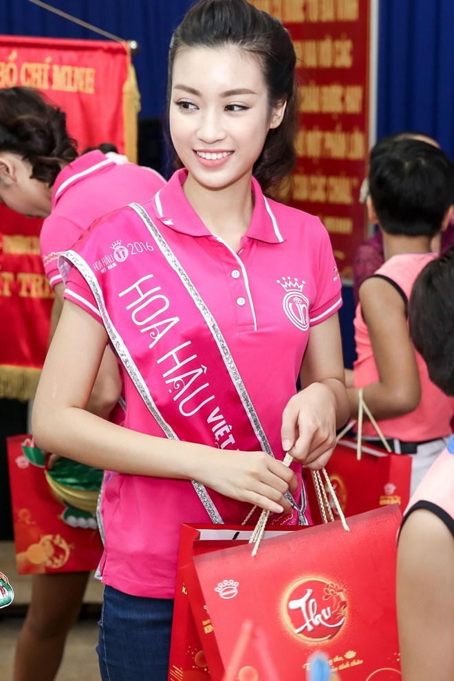 T&acirc;n Hoa hậu Đỗ Mỹ Linh vui Trung Thu sớm với trẻ em khuyết tật
