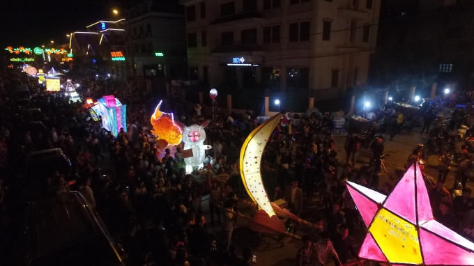 Hàng nghìn người dân từ các huyện, TP Lào Cai đều đổ về Sa Pa tham dự lễ rước đèn trung thu.
