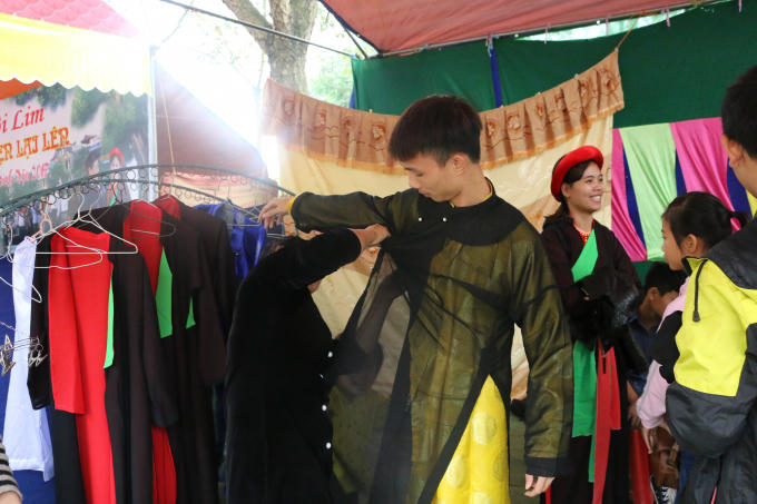 Giới trẻ th&iacute;ch th&uacute; diện &aacute;o d&agrave;i tứ th&acirc;n đi trẩy hội Lim