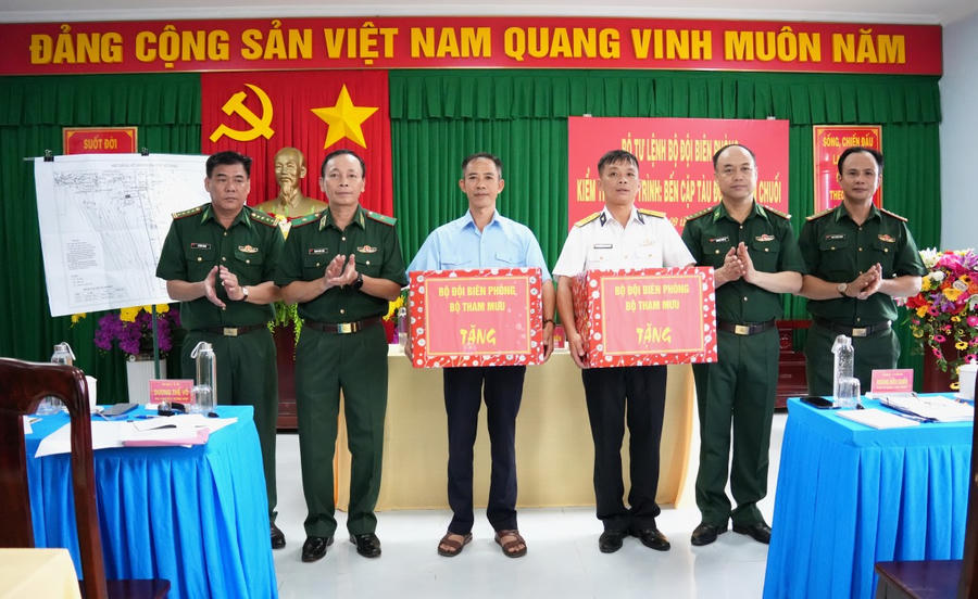 Thiếu tướng Hoàng Hữu Chiến – Phó Tư lệnh, Tham mưu trưởng BĐBP cùng đoàn công tác thăm, làm việc và tặng quà các lực lượng đang làm nhiệm vụ trên đảo.