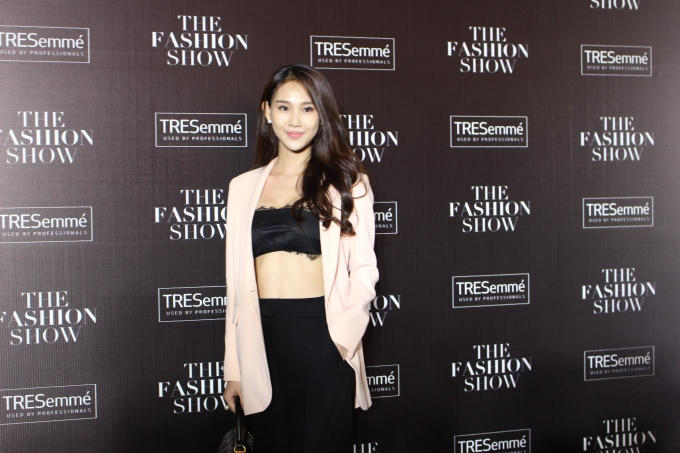 Nữ hoàng trang sức Thanh Trúc Thanh Trúc chọn trang phục của Đặng Hải Yến để giúp mình sexy hơn với mốt khoe nội y (Ảnh: Phương Thảo)