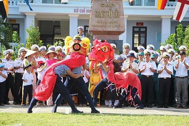 Bộ đội hải quân đảo Song Tử Tây múa lân vui xuân mới.