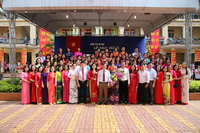 Lãnh đạo UBND tỉnh Cao Bằng và UBND TP Cao Bằng chụp ảnh lưu niệm với thầy và trò trường THCS Hợp Giang.