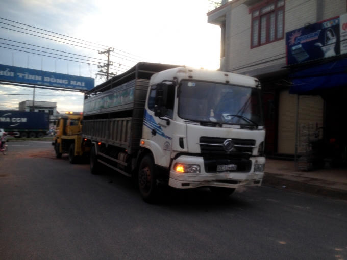 Chiếc xe tải được xe cứu hộ kéo ra ngoài.